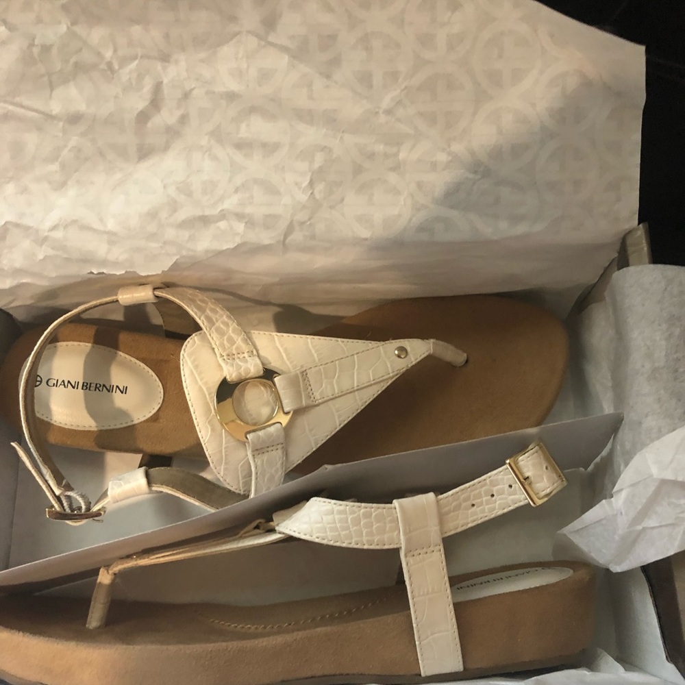 New! Giani Bernini RAISAA Footbed Sandals Blanc.